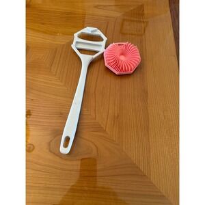 SUD SCRUB Pink Silicone Exfoliating Face Scrubber with Handle